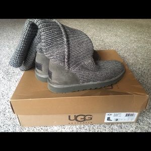 UGG WOMENS CLASSIC CARDY $100